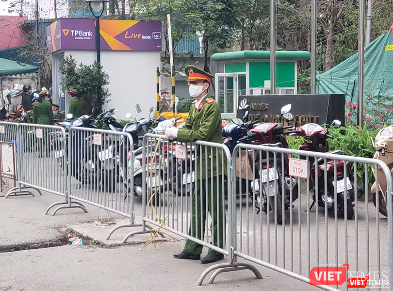 Một cán bộ thực hiện công tác bảo vệ ở phía ngoài chung cư (Ảnh - Minh Thuý)