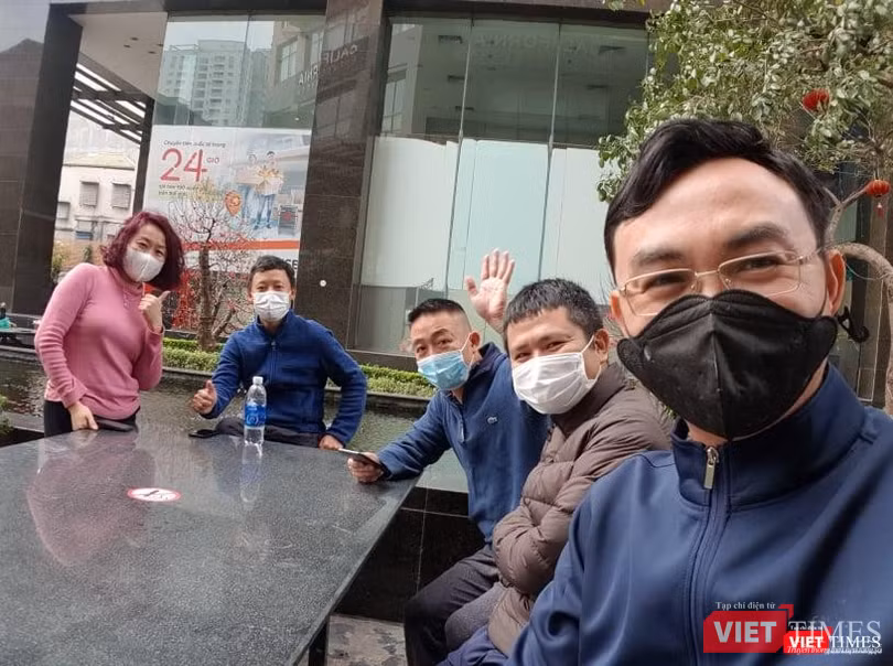 Anh Hiệu chụp ảnh cùng người dân bên trong khu cách ly ở chung cư (Ảnh - NVCC)