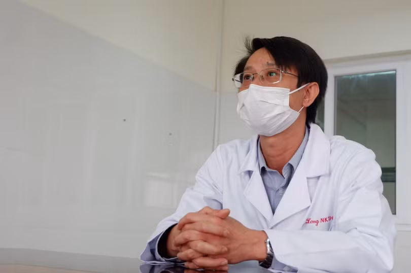 BS. Nguyễn Hồng Long - Phó Trưởng khoa Nhiễm khuẩn tổng hợp, BV Bệnh Nhiệt đới Trung ương (Ảnh - Thảo Vy) BS. Nguyễn Hồng Long - Phó Trưởng khoa Nhiễm khuẩn tổng hợp, BV Bệnh Nhiệt đới Trung ương (Ảnh - Thảo Vy)