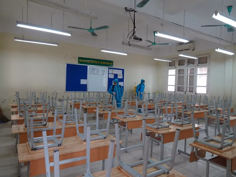 Phun khử khuẩn trong trường học (Ảnh - KT) Phun khử khuẩn trong trường học (Ảnh - KT)