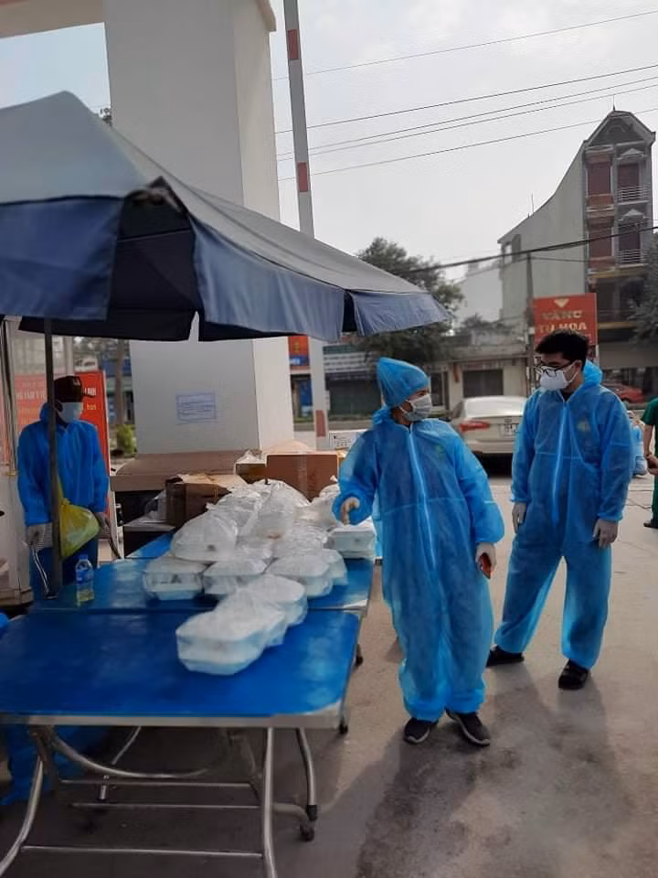 Nhân viên y tế nhận suất ăn hỗ trợ từ các nhà hảo tâm ở Bệnh viện dã chiến số 1 Hải Dương (Ảnh - BS. Nguyễn Trung Cấp)