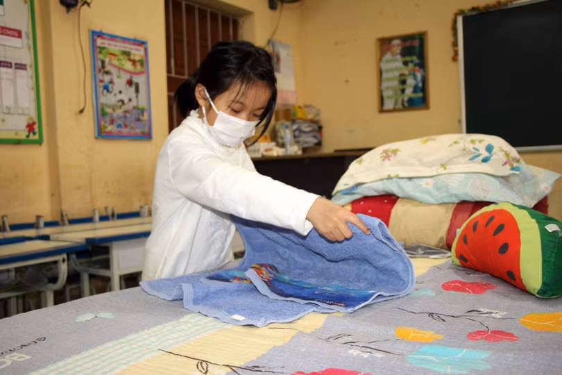 Một em học sinh tự gấp đồ cá nhân ở khu cách ly (Ảnh: BYT) Một em học sinh tự gấp đồ cá nhân ở khu cách ly (Ảnh: BYT)