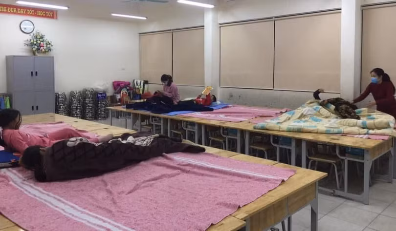 Các em học sinh đang cách ly ở Trường Tiểu học Xuân Phương (Ảnh - GVCC) Các em học sinh đang cách ly ở Trường Tiểu học Xuân Phương (Ảnh - GVCC)