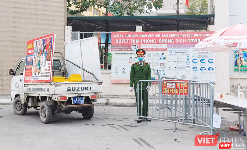 Khu vực cách ly được canh gác nghiêm ngặt ở Trưởng Tiểu học Xuân Phương (Ảnh - Minh Thuý) Khu vực cách ly được canh gác nghiêm ngặt ở Trưởng Tiểu học Xuân Phương (Ảnh - Minh Thuý)