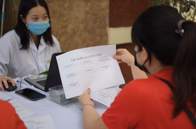 Người dân tìm hiểu về quy trình tiêm vaccine (Ảnh - Hoàng Anh) Người dân tìm hiểu về quy trình tiêm vaccine (Ảnh - Hoàng Anh)