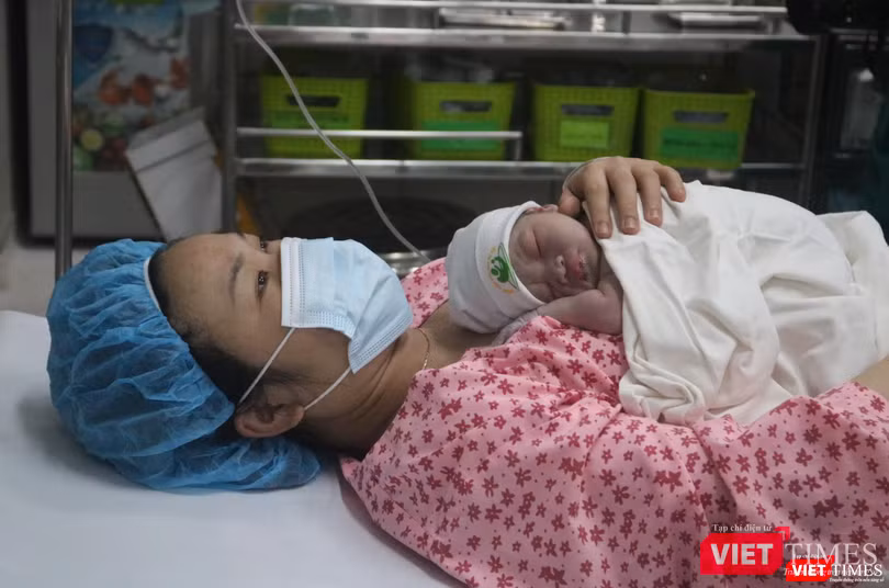 Bé nằm ngủ ngon trên người mẹ sau khi bú no