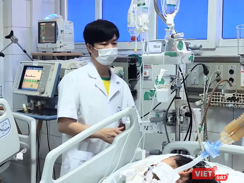 BS Khiêm theo dõi tình trạng sức khoẻ của người bệnh (Ảnh - Minh Thuý) BS Khiêm theo dõi tình trạng sức khoẻ của người bệnh (Ảnh - Minh Thuý)