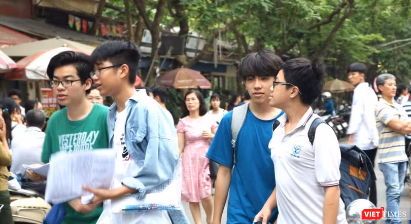 Học sinh ra về. Ảnh: Minh Thúy