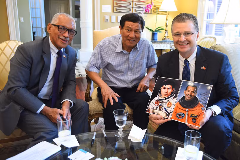 Đặc phái viên khoa học về vũ trụ của Hoa Kỳ, Thiếu tướng Charles Frank Bolden Jr. và nhà du hành vũ trụ Việt Nam, Trung tướng Phạm Tuân tặng ảnh chân dung của họ khi là nhà du hành vũ trụ cho Đại sứ Daniel Kritenbrink khi Đại sứ tiếp đón hai vị khách. 