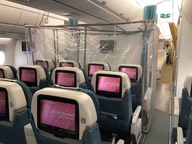 Buồng áp lực dương tiêu diệt virus đã được đặt trên máy bay chở 120 công dân Việt Nam mắc COVID-19 từ Guinea Xích đạo về nước (Ảnh: BVCC) 