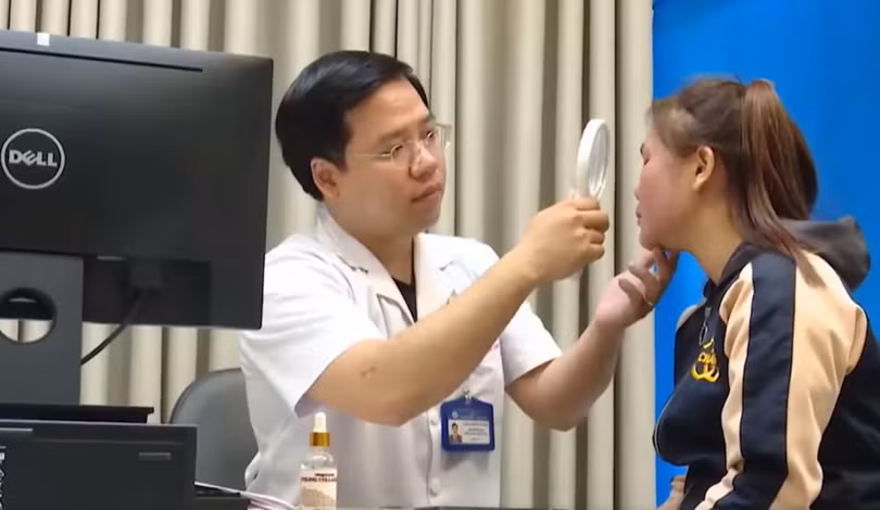 Bác sĩ khám bệnh cho bệnh nhân (Ảnh: BVCC) 