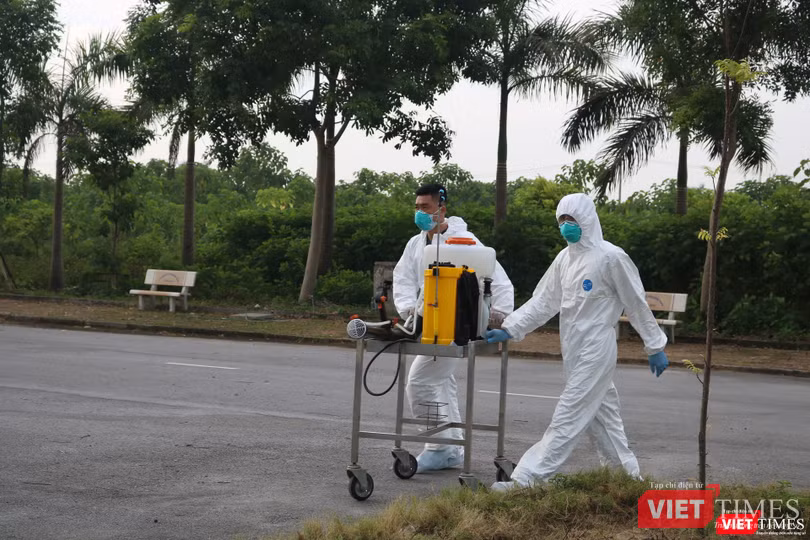 Nhân viên y tế chuẩn bị phun khử khuẩn (Ảnh: Minh Thuý) Nhân viên y tế chuẩn bị phun khử khuẩn (Ảnh: Minh Thuý)