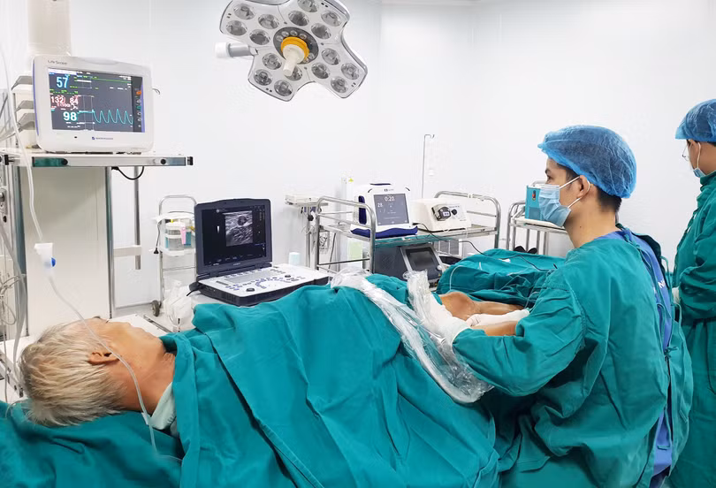 Bệnh nhân suy giãn tĩnh mạch được can thiệp bằng sóng cao tần (Ảnh: Đỗ Nhâm) 
