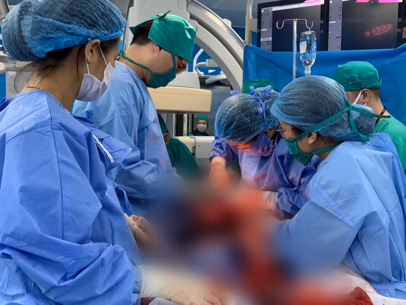 Các bác sĩ phẫu thuật cho sản phụ 42 tuổi bị rau tiền đạo, rau cài răng lược phức tạp (Ảnh: Bệnh viện Sản Nhi Quảng Ninh)