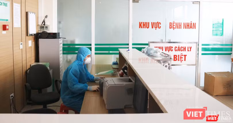 Nhân viên y tế trực tại khu cách ly bệnh nhân mắc COVID-19 (Ảnh: Minh Thuý) Nhân viên y tế trực tại khu cách ly bệnh nhân mắc COVID-19 (Ảnh: Minh Thuý)