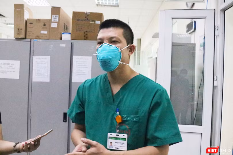 BS. Trần Văn Bắc – Phó Trưởng Khoa Cấp Cứu, Bệnh viện Bệnh Nhiệt đới Trung ương (Ảnh: Minh Thúy) 