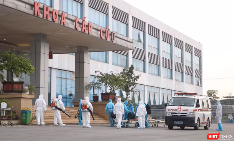 Chiều nay, các công dân Việt Nam từ Guinea Xích đạo đã về Bệnh viện Bệnh Nhiệt đới Trung ương an toàn (Ảnh: Minh Thúy) 