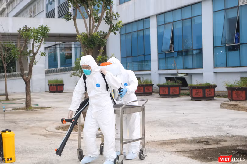 Nhân viên y tế phun khử khuẩn tại Bệnh viện Bệnh Nhiệt đới Trung ương (Ảnh: Minh Thúy) 