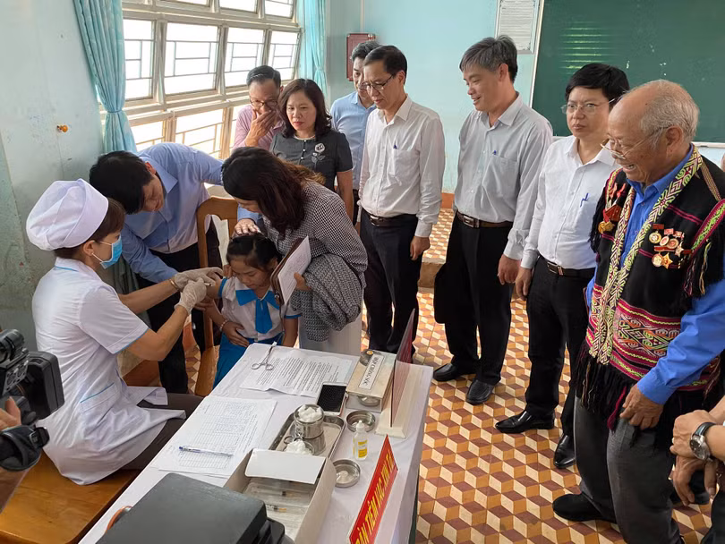 Đoàn công tác của Bộ Y tế kiểm tra công tác tiêm vaccine phòng, chống bệnh bạch hầu (Ảnh: Vũ Mạnh Cường) 