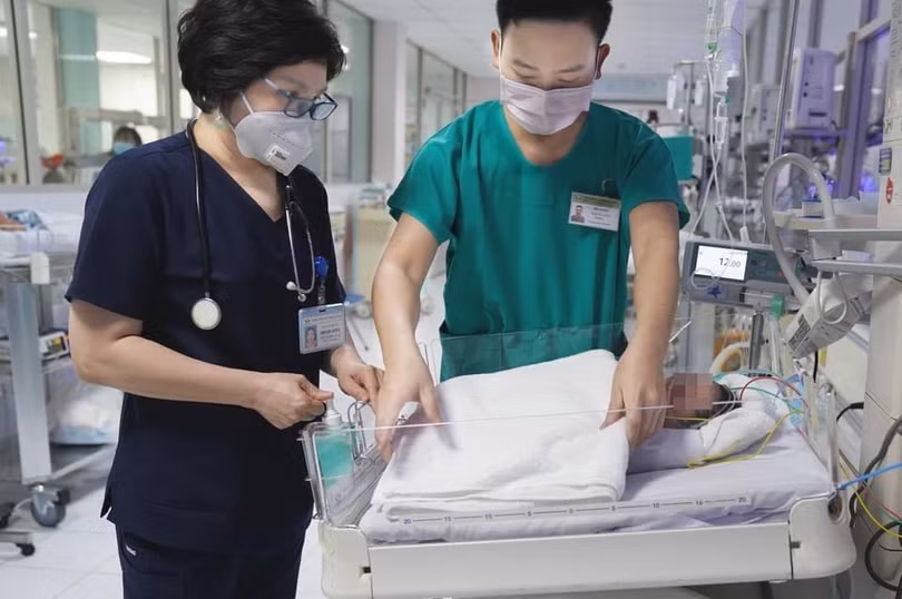Các bác sĩ chăm sóc cho bé tại bệnh viện (Ảnh - BVCC) Các bác sĩ chăm sóc cho bé tại bệnh viện (Ảnh - BVCC)