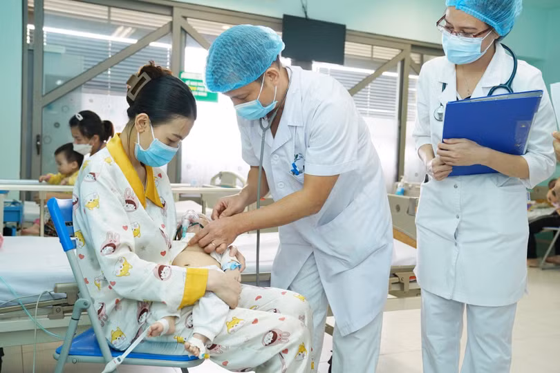 Để chủ động phòng bệnh, các bác sĩ khuyến cáo: Ngay từ khi mang thai, gia đình cần chăm sóc bà mẹ, đảm bảo trẻ sinh ra đủ tháng, đủ cân và khỏe mạnh. (Ảnh - BVCC)