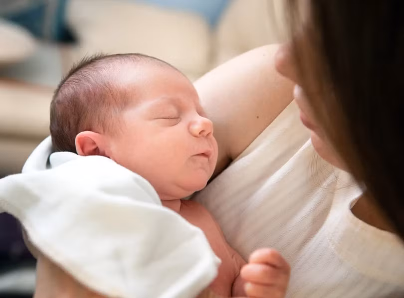 Trẻ sơ sinh được chăm sóc tại Bệnh viện Xanh Pôn (ảnh minh hoạ)