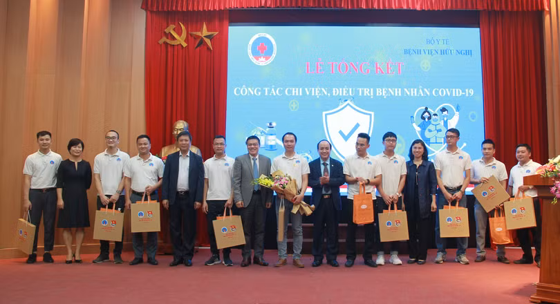 Bệnh viện Hữu Nghị tổ chức lễ tổng kết công tác chi viện, điều trị bệnh nhân COVID-19 (Ảnh - BVCC) 