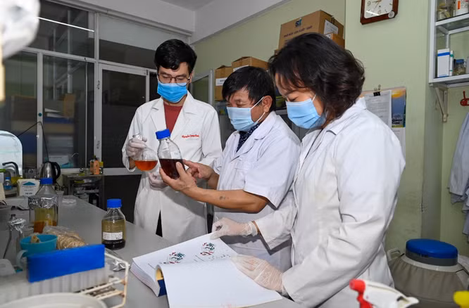 PGS.TS. Lê Quang Huấn (đứng giữa) và các cộng sự nghiên cứu thuốc điều trị COVID-19 (Ảnh - Viện HLKHCNVN)