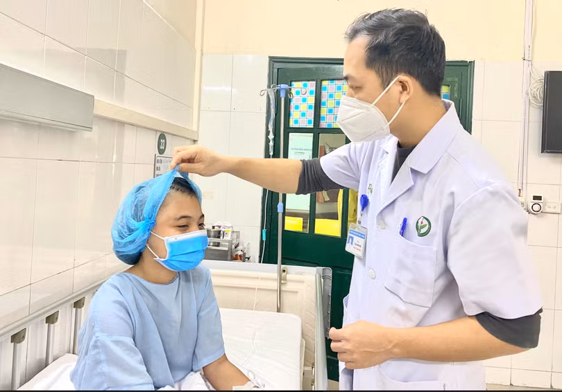 Bác sĩ khám cho bệnh nhân sau phậu thuật (Ảnh - BVCC) 