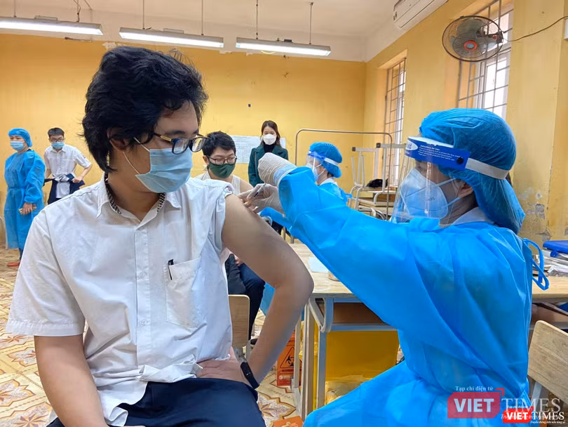Học sinh được tiêm vaccine COVID-19 (Ảnh - Minh Thuý)