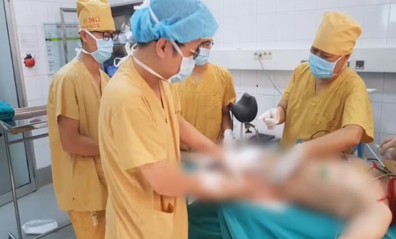 Bác sĩ phẫu thuật cắt lọc phần da bị hoại tử cho bệnh nhân (Ảnh - BVCC)