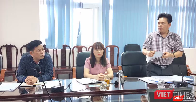 Ông Thường cùng lãnh đạo Bệnh viện Đa khoa Đức Giang trả lời câu hỏi của báo chí (Ảnh - Minh Thuý)