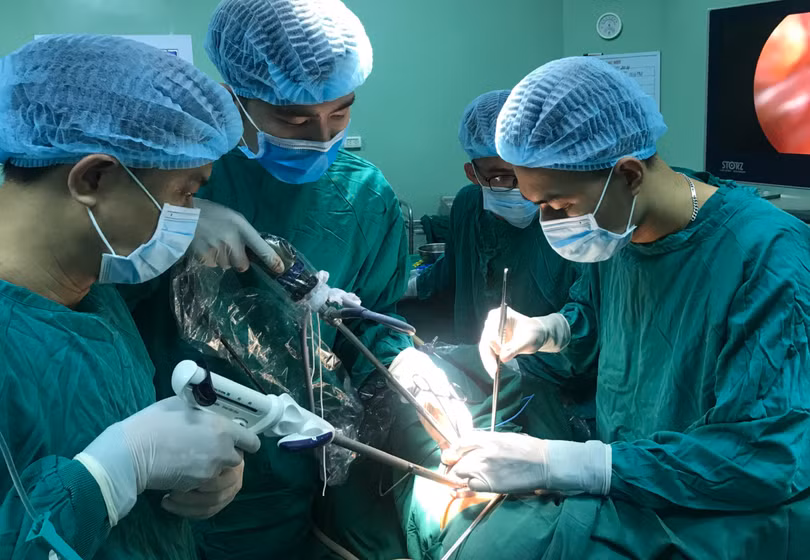Các bác sĩ sử dụng khâu máy tự động để phẫu thuật lồng ngực cho bệnh nhân (Ảnh - BVCC) 