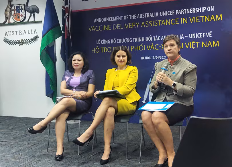Đại sứ quán Australia cùng Trưởng đại diện UNICEF và TS. Dương Thị Hồng thảo luận về gói hỗ trợ, phân phối vaccine phòng COVID-19 (Ảnh - Minh Thuý) 