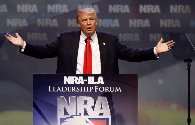 Tổng thống Trump đã gây phẫn nộ khi đề xuất ý tưởng trang bị súng cho giáo viên.