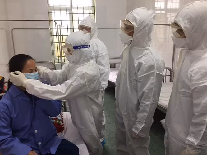 Các bác sĩ thăm khám cho bệnh nhân. Ảnh: Lê Hảo 