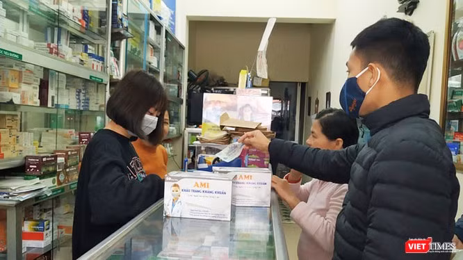 Người dân mua khẩu trang tại nhà thuốc. Ảnh: Lê Mai 