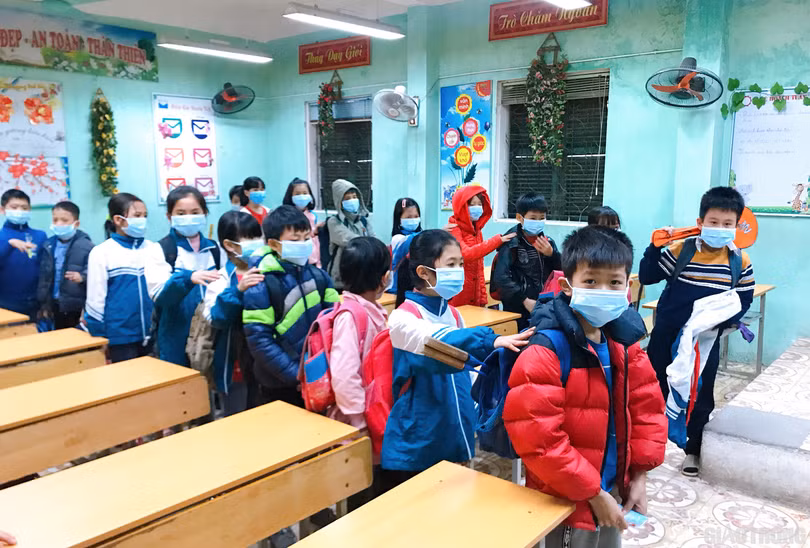 Học sinh đeo khẩu trang để phòng bệnh. Ảnh: Tạ Hải