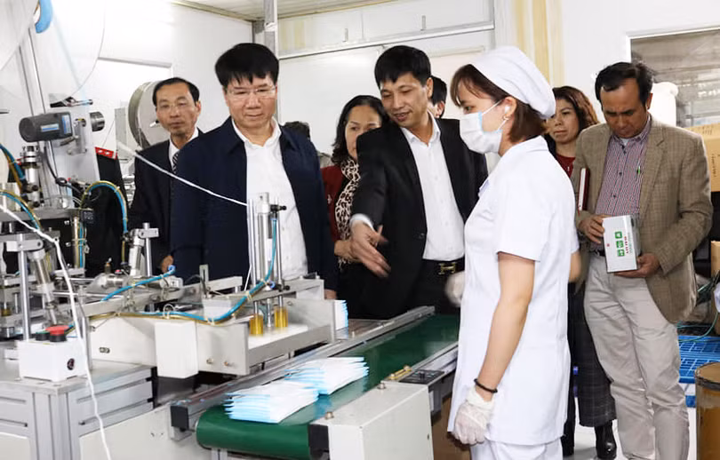 Thứ trưởng Bộ Y tế Trương Quốc Cường kiểm tra công tác sản xuất khẩu trang. Ảnh: Khánh Phương