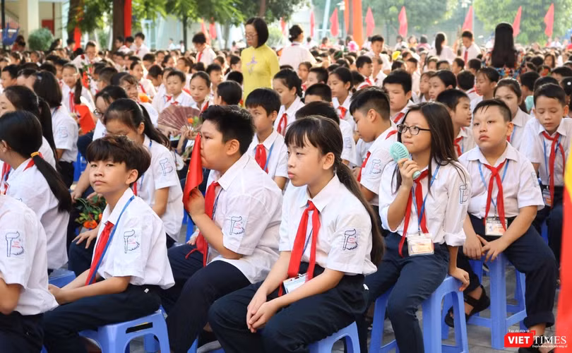 Học sinh tiểu học chào cờ vào sáng thứ 2. Ảnh: Minh Thúy 