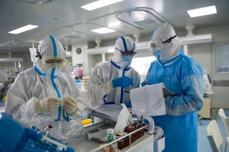 Nhân viên y tế chuẩn bị thuốc men chăm sóc cho bệnh nhân. Ảnh: AFP