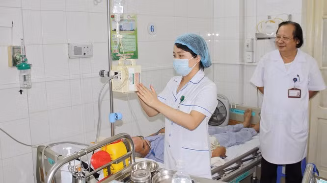 Bác sĩ thăm khám cho bệnh nhân tại Bệnh viện Phổi Trung ương. Ảnh: BVCC