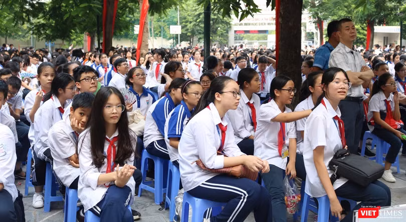 Học sinh chào cờ đầu tuần. Ảnh: Minh Thúy 
