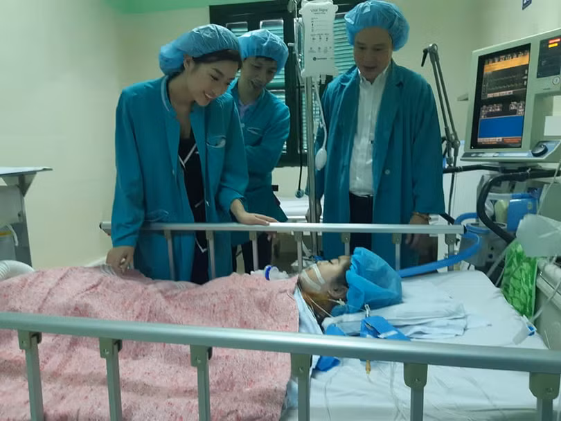 Hoa hậu Đỗ Mỹ Linh thăm bé Chi tại bệnh viện