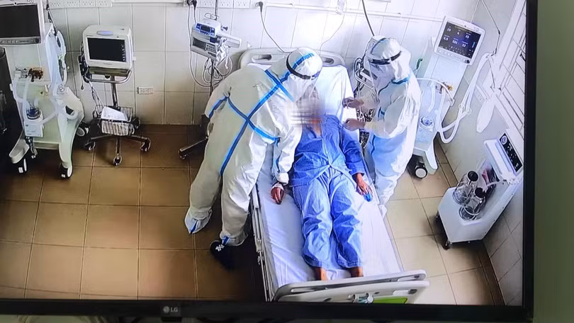 Bác sĩ chăm sóc cho bệnh nhân mắc COVID-19 nặng (Ảnh - BYT) Bác sĩ chăm sóc cho bệnh nhân mắc COVID-19 nặng (Ảnh - BYT)