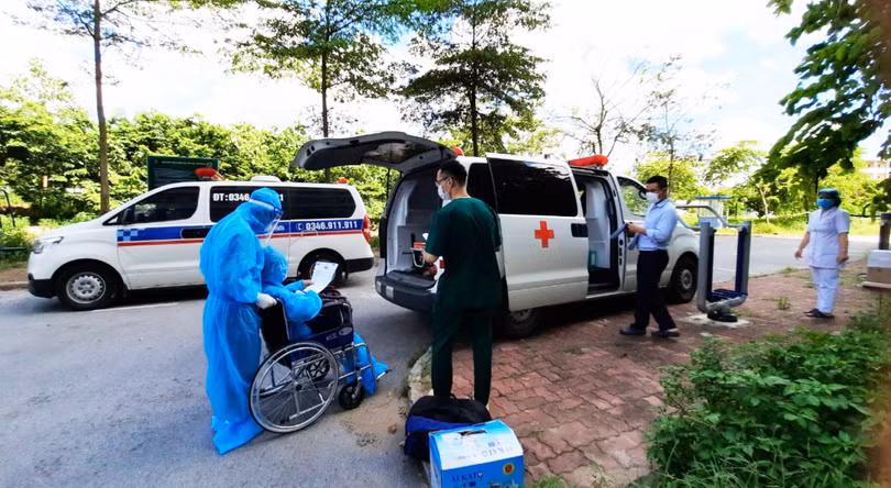 Bệnh nhân được các bác sĩ hỗ trợ xuất viện về nhà (Ảnh - Đặng Thanh) Bệnh nhân được các bác sĩ hỗ trợ xuất viện về nhà (Ảnh - Đặng Thanh)