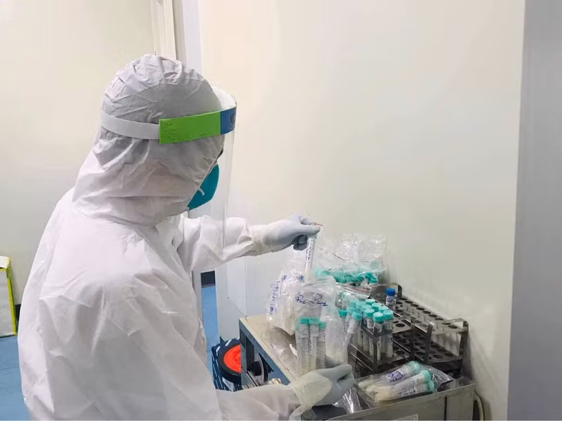 Nhân viên y tế làm việc trong phòng xét nghiệm COVID-19 (Ảnh - BYT) 