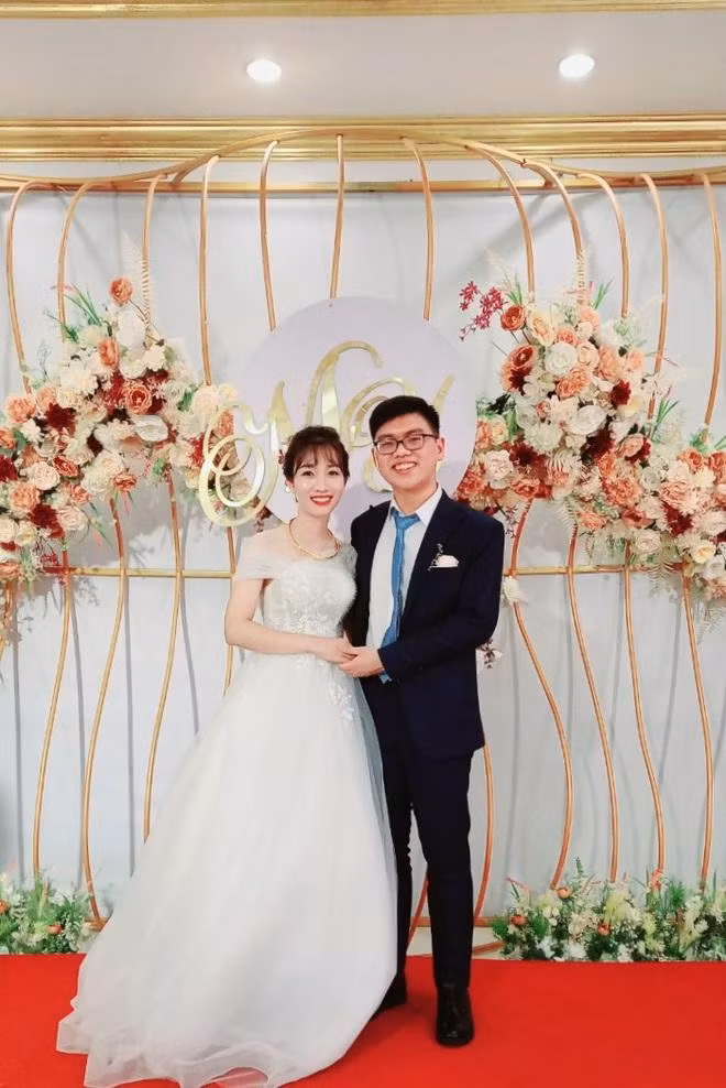 BS. Yến cùng chồng trong ngày cưới (Ảnh - NVCC) BS. Yến cùng chồng trong ngày cưới (Ảnh - NVCC)