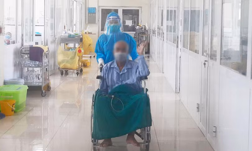 Bệnh nhân mắc COVID-19 nặng thứ 11 ở Bệnh viện Bệnh Nhiệt đới Trung ương khỏi bệnh và được xuất viện (Ảnh - Đặng Thanh) 