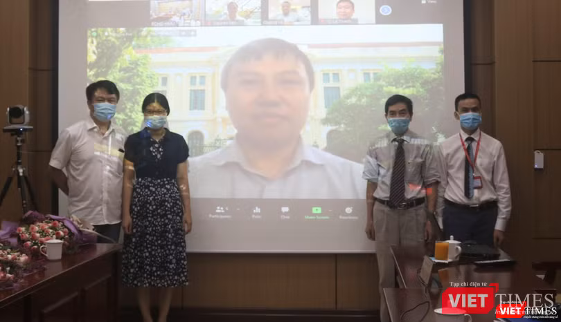 Các thành viên Hội đồng bảo vệ Luận án tiến sĩ chụp ảnh kỉ niệm (Ảnh - Minh Thúy) Các thành viên Hội đồng bảo vệ Luận án tiến sĩ chụp ảnh kỉ niệm (Ảnh - Minh Thúy)